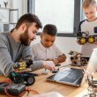 Jak wybrać idealne półkolonie dla dziecka zainteresowanego technologią i robotyką?