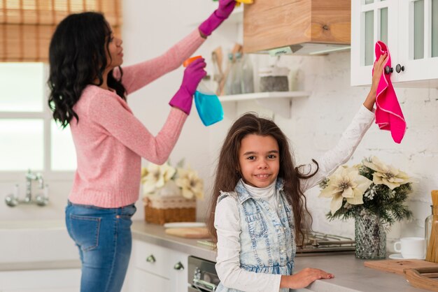 Jak zaangażować dzieci w codzienne obowiązki domowe?