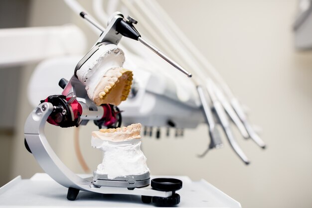Jak wykorzystać nowoczesne technologie w stomatologii: przegląd zalet jednoskładnikowych systemów światłoutwardzalnych