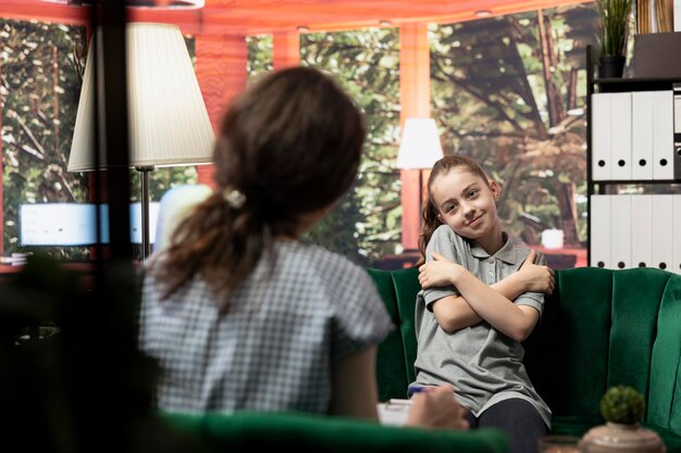 Jak wspierać rozwój emocjonalny dziecka przez codzienne rozmowy?