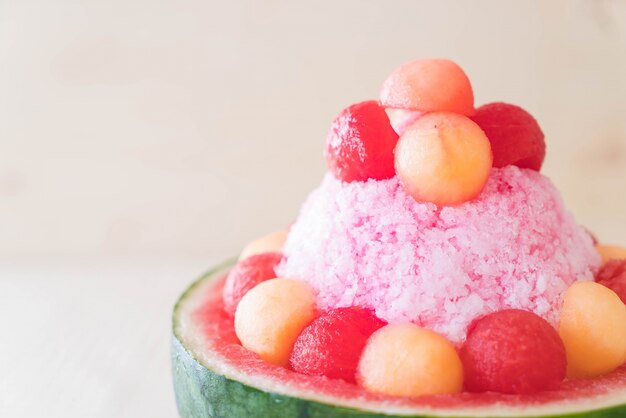 Jak wybrać idealny sorbet owocowy na letnie przyjęcie?