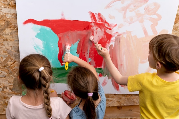 Jak wprowadzać dzieci w świat sztuki poprzez kreatywne zabawy?