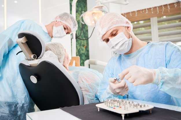 Jakie są korzyści z wyboru implantów stomatologicznych?